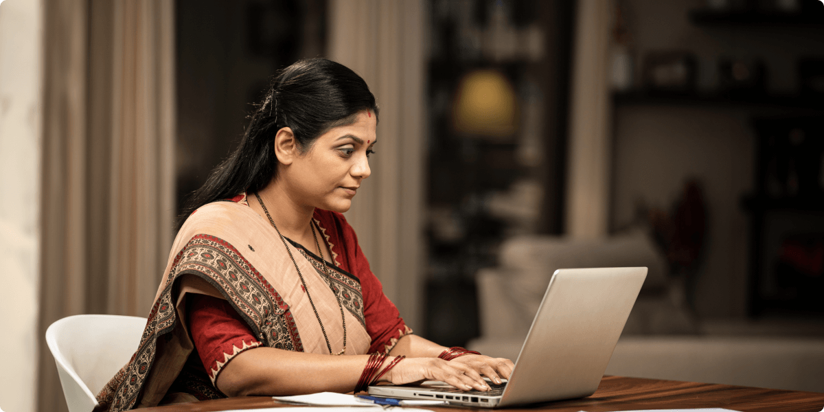 Uma mulher trabalhando no laptop à noite.